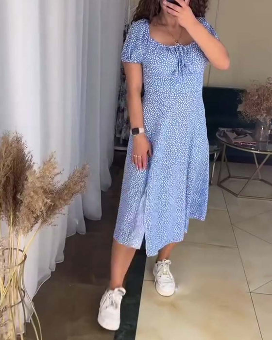 Sukienka w kwiaty o dopasowanym kroju