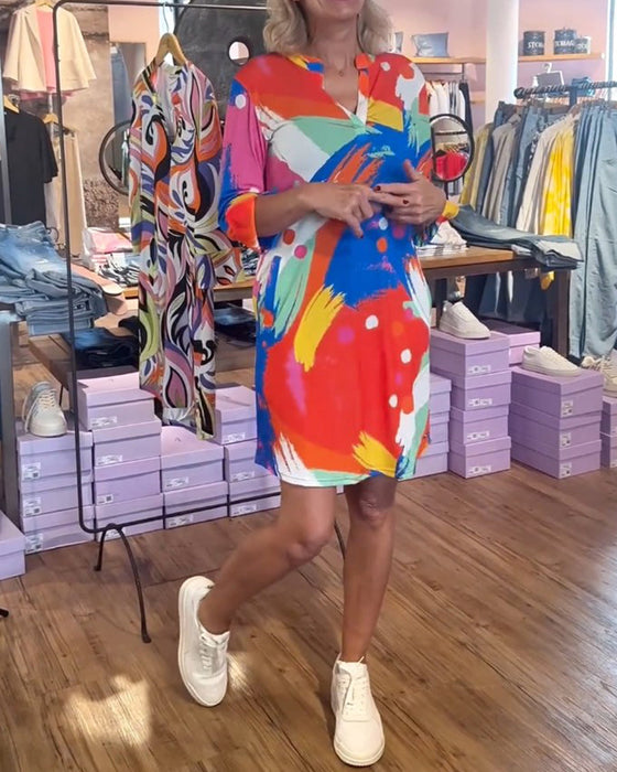 Elegancka sukienka z kolorowym nadrukiem i dekoltem w kształcie litery V