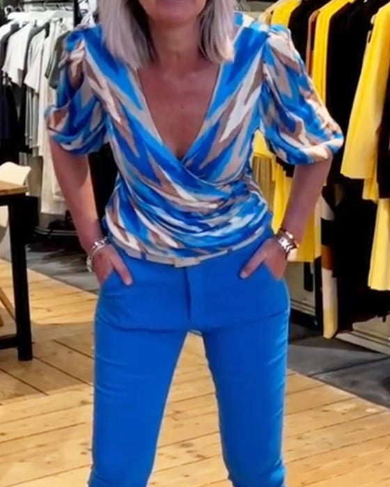 Bluzka z głębokim dekoltem w kształcie litery V z nadrukiem