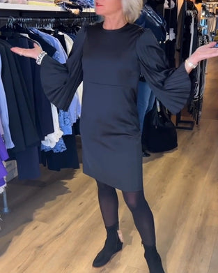 Sukienka z dzwonkowymi rękawami i okrągłym dekoltem