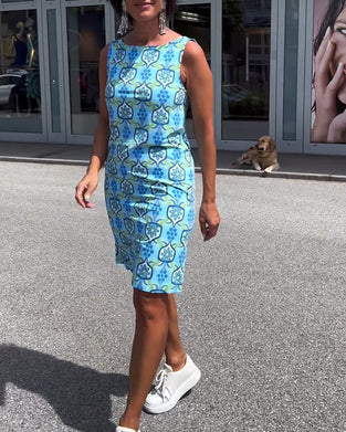 Sukienka o dopasowanym kroju bez rękawów z nadrukiem