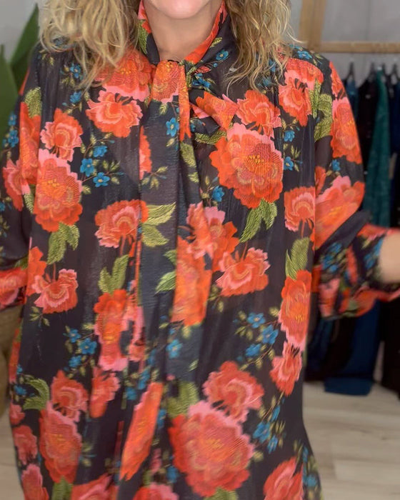 Bluzka z kwiatowym wzorem i luźnym krojem