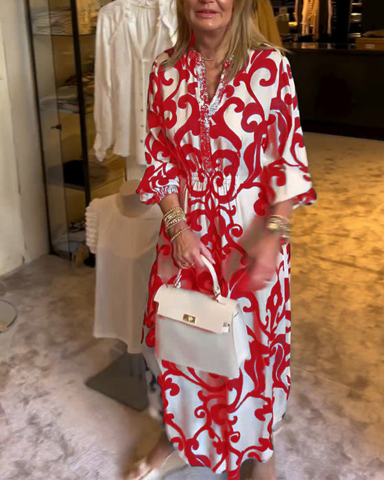 Luźna sukienka z nadrukiem i dekoltem w szpic