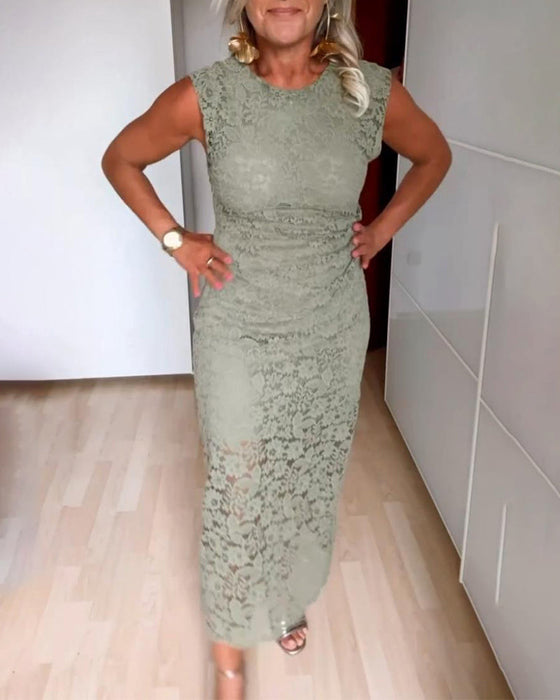 Koronkowa sukienka bez rękawów z eleganckim rozcięciem