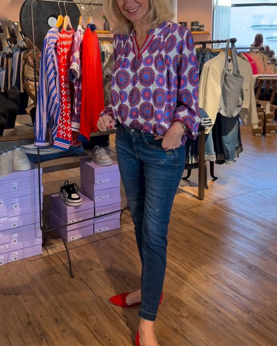 Elegancka bluzka z dekoltem w kształcie litery V z geometrycznym nadrukiem