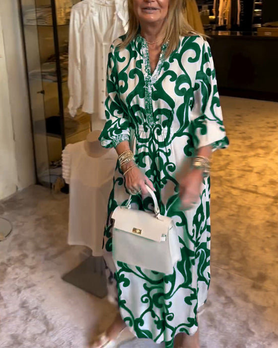 Luźna sukienka z nadrukiem i dekoltem w szpic