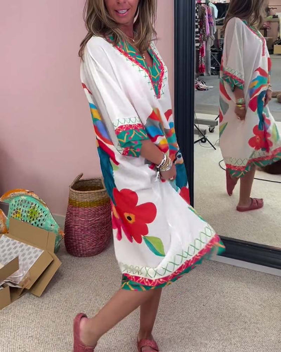 Sukienka z nadrukiem graffiti z dekoltem w szpic