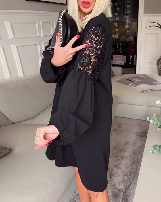 Elegancka sukienka z dekoltem w serek i długim rękawem