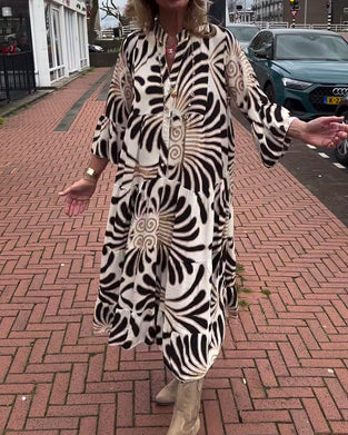 Sukienka z dekoltem w kształcie litery V i rozszerzanymi rękawami