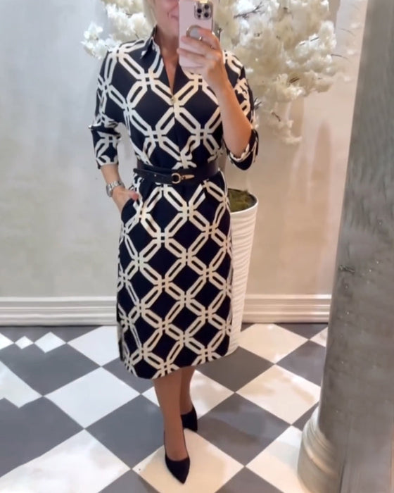 Elegancka sukienka z geometrycznym nadrukiem i rozcięciami po bokach