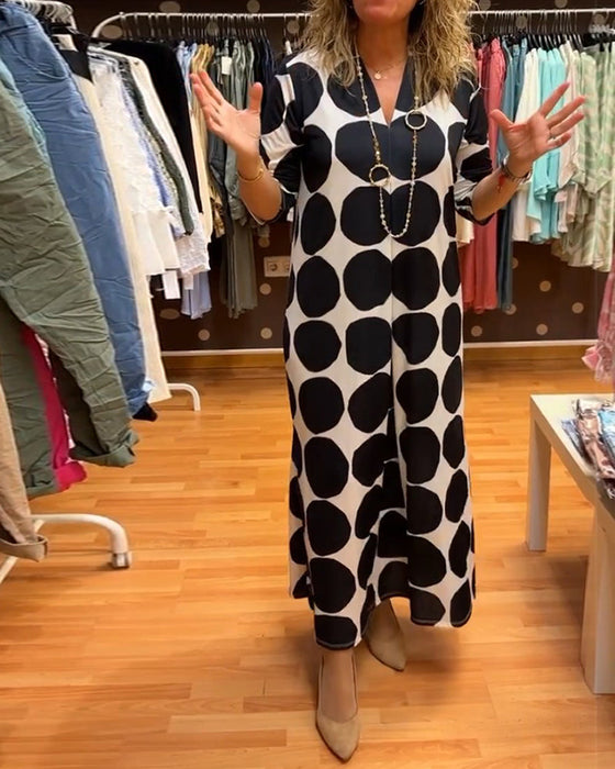 Długa sukienka w duże kropki z dekoltem w kształcie litery V
