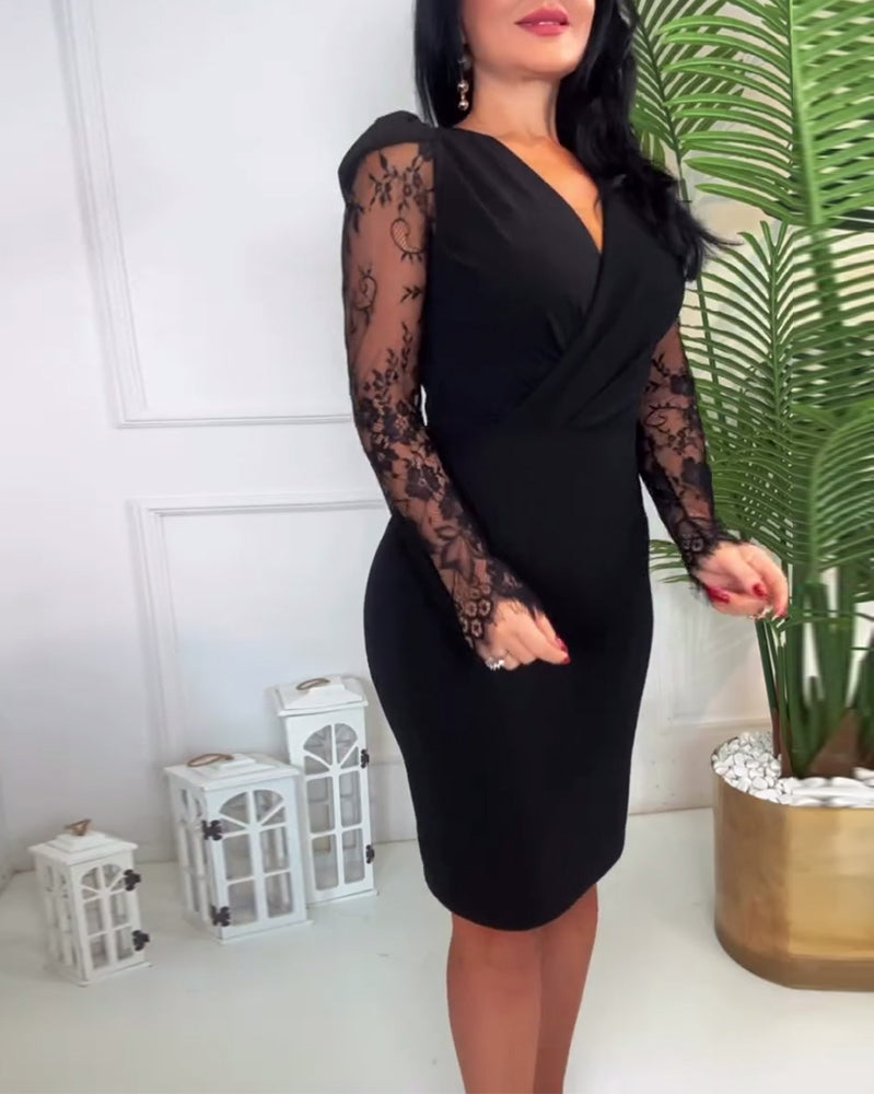 Dopasowana sukienka w jednolitym kolorze z dekoltem w kształcie litery V