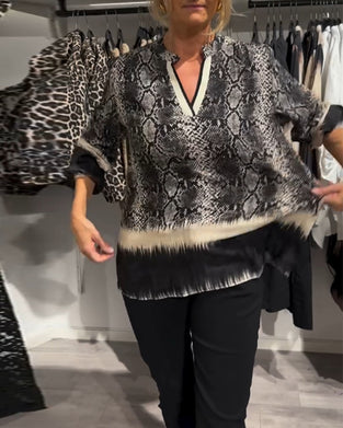 Bluzka z dekoltem w kształcie litery V wzorem węża i blokami kolorów