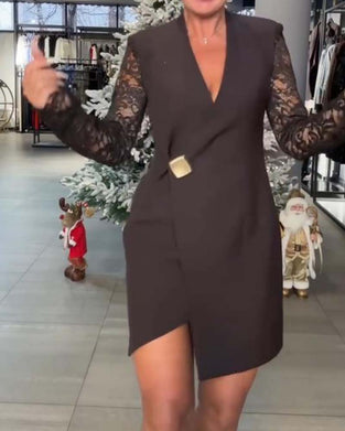 Sukienka Z Panelami Z Kantem, Głębokim Dekolletem W Formie V, Dopasowaną Sylwetką I Romantycznym Wibracją