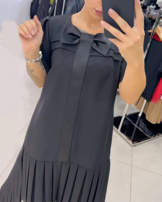 Sukienka z krótkim rękawkiem i plisowanym dołem