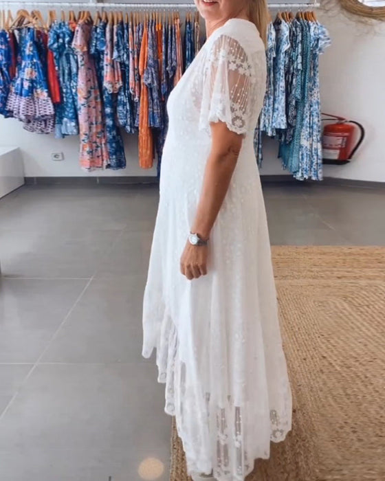 Zwiewna sukienka z głębokim dekoltem w kształcie litery V