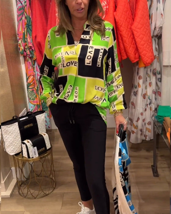 Bluzka z dekoltem w kształcie litery V i nadrukiem w litery