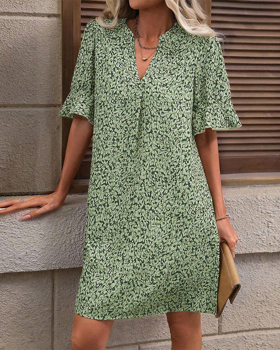 Elegancka sukienka z nadrukiem i dekoltem w kształcie litery V