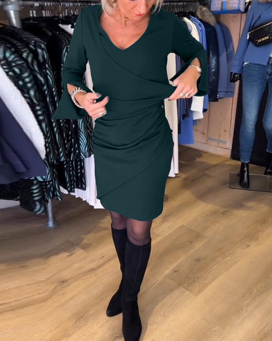 Sukienka z dekoltem w kształcie litery V i rozszerzanym rękawem