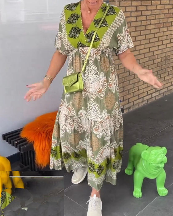 Luźna sukienka z krótkimi rękawami i dekoltem w serek