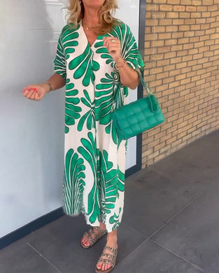 Sukienka z dekoltem w serek i nadrukiem liści