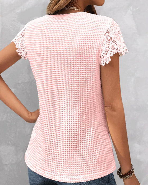 Koronkowa bluzka z krótkim rękawem i dekoltem w serek