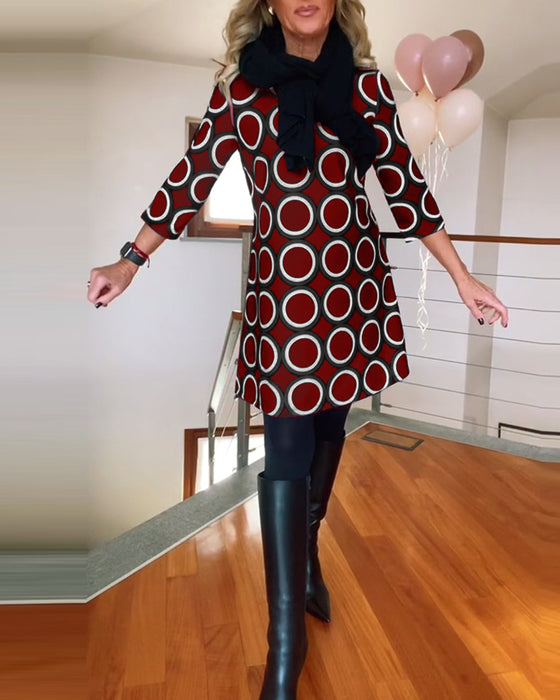 Sukienka swobodna z okrągłym dekoltem i nadrukiem w kształcie kołav