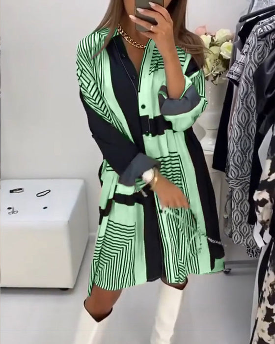 Sukienka zapinana na guziki z nadrukiem