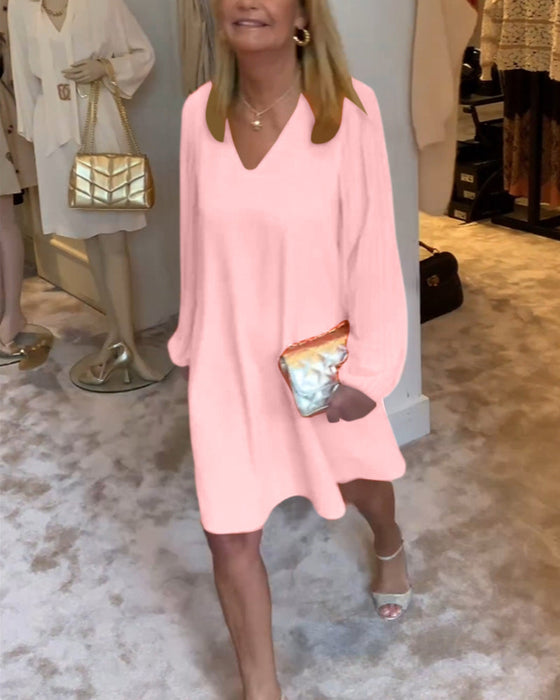 Sukienka w jednolitym kolorze z rękawami typu lampion i dekoltem w kształcie litery V