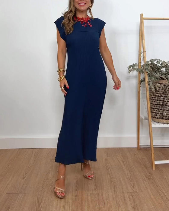 Prosta plisowana sukienka bez rękawów w jednolitym kolorze