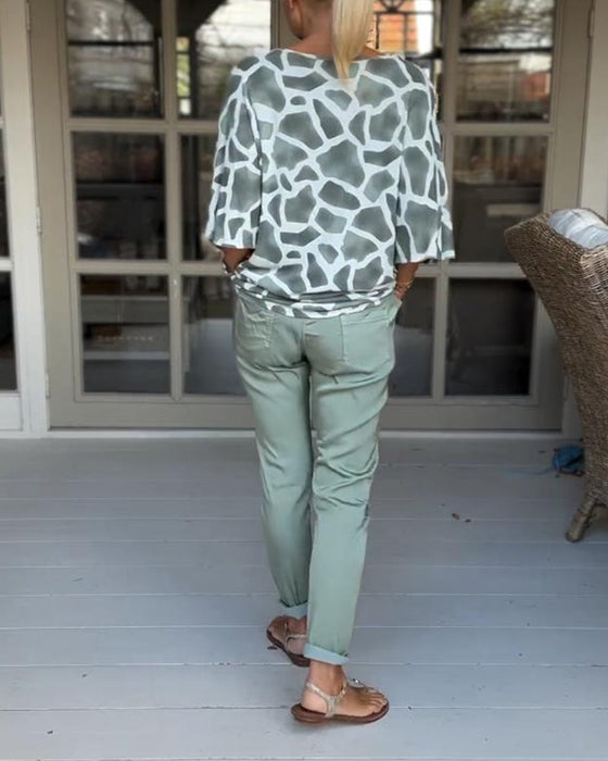 Elegancka bluzka z nadrukiem i dekoltem w kształcie litery V z rękawami nietoperzowymi