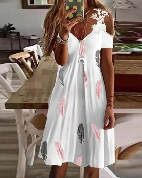 Sukienka midi z ozdobnym koronkowym rękawem