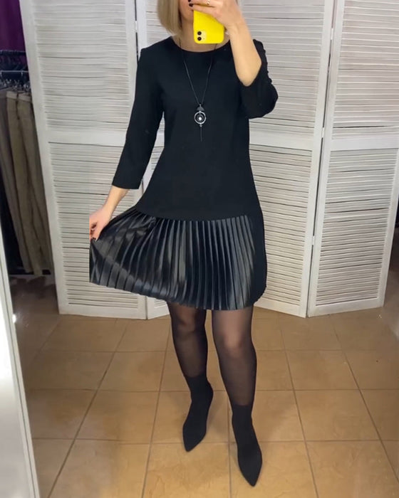 Sukienka z plisowanymi panelami i jednolitym kolorem