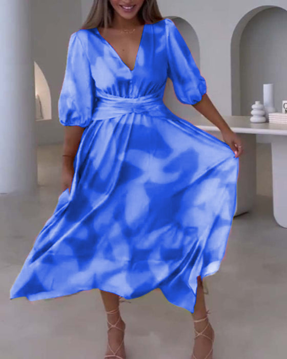 Elegancka sukienka z głębokim dekoltem w kształcie litery V z nadrukiem