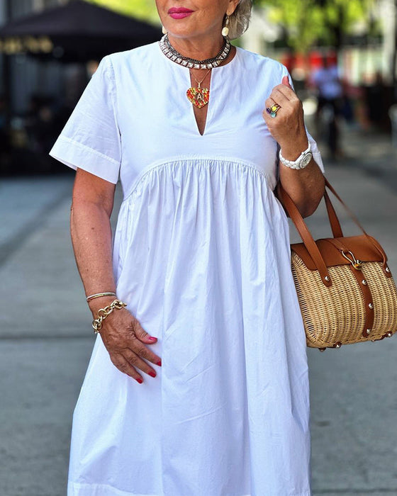 Plisowana sukienka z krótkim rękawem i jednolitym kolorem