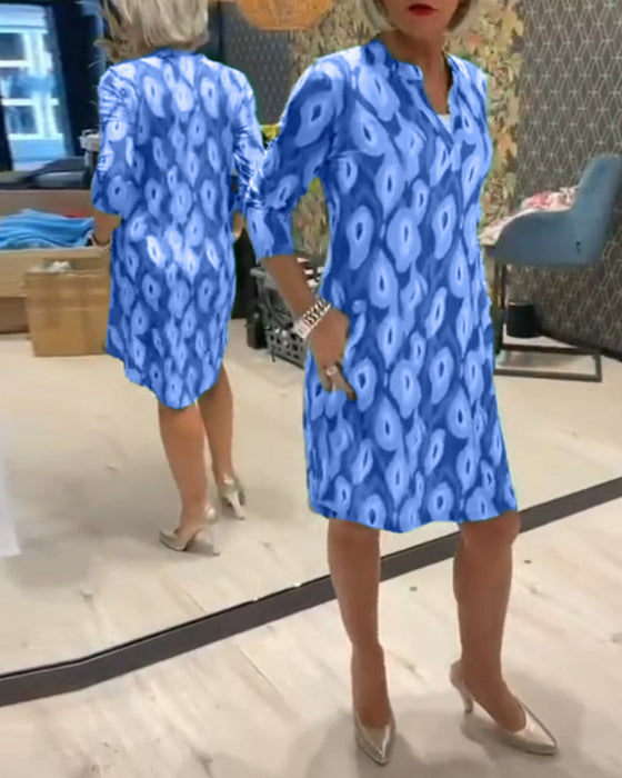 Sukienka z dekoltem w kształcie litery V i rękawami 3/4 z nadrukiem