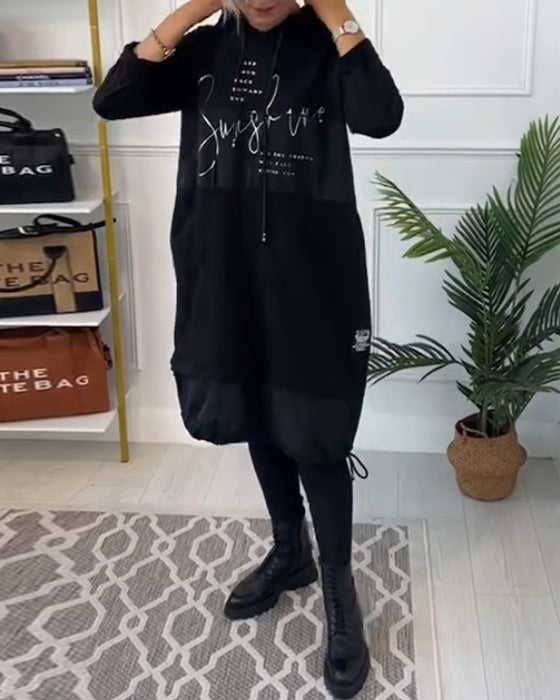 Swobodna sukienka z kapturem i kolorowym nadrukiem w bloki liter