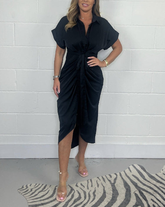 Elegancka plisowana sukienka z dekoltem