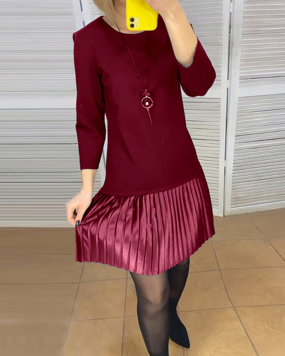 Sukienka z plisowanymi panelami i jednolitym kolorem