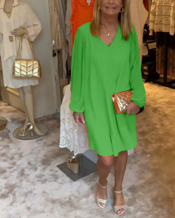 Sukienka w jednolitym kolorze z rękawami typu lampion i dekoltem w kształcie litery V