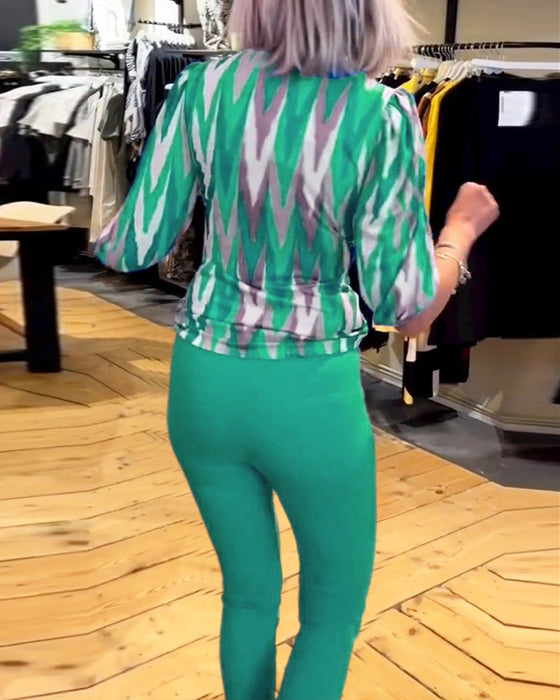 Bluzka z głębokim dekoltem w kształcie litery V z nadrukiem