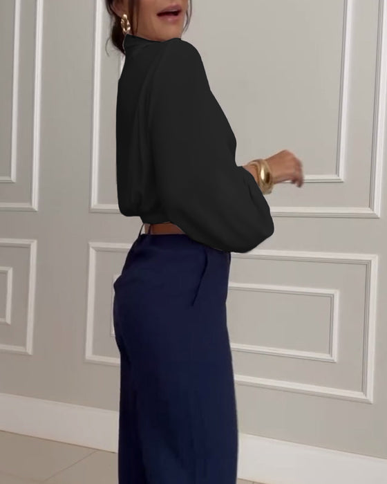 Modna bluzka w jednolitym kolorze z dekoltem w serek i rękawami typu latarnia