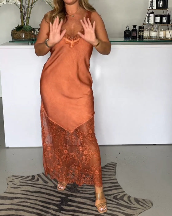 Koronkowa sukienka na szelkach w jednolitym kolorze