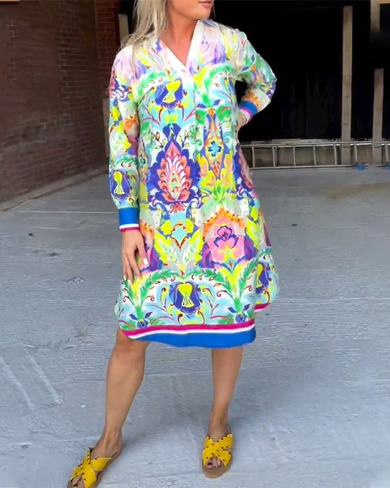 Luźna sukienka z nadrukiem z dekoltem w szpic