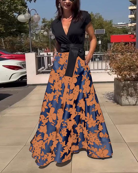 Elegancka sukienka z głębokim raglanowym rękawem w kwiatowy wzór