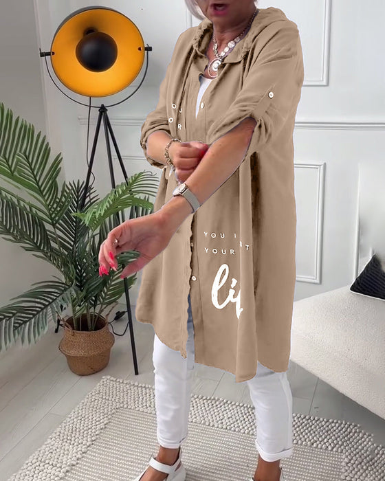 Płaszcz z kapturem i nadrukiem w litery zapinany na guziki