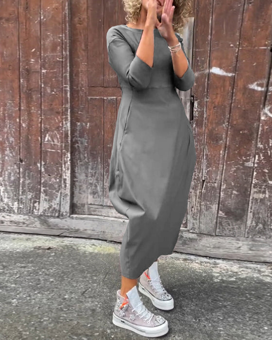 Prosta jednokolorowa elegancka sukienka z długim rękawem i kieszeniami