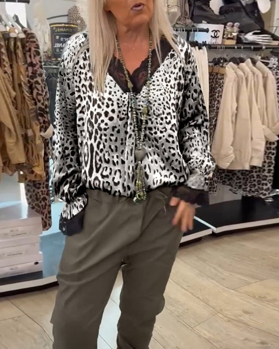 Modna bluzka z nadrukiem w panterkę z dekoltem w serek i koronkową łatką