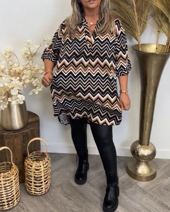 Sukienka z nadrukiem fal i dekoltem w kształcie litery V