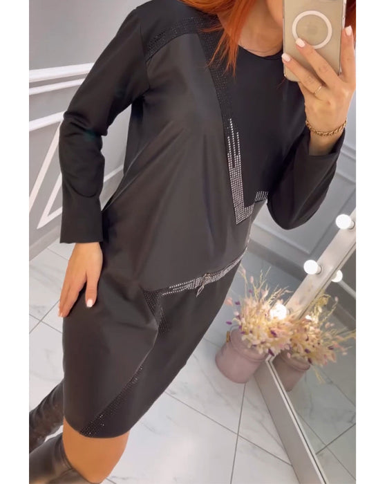 Sukienka z artystycznym akcentem i blokami kolorów